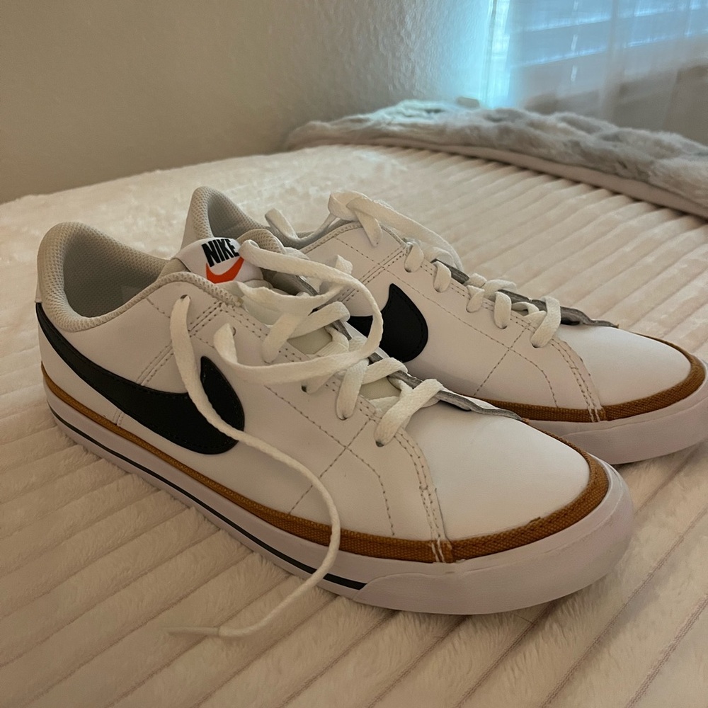 Cute Nike shoes 7Y (big girl) women can wear